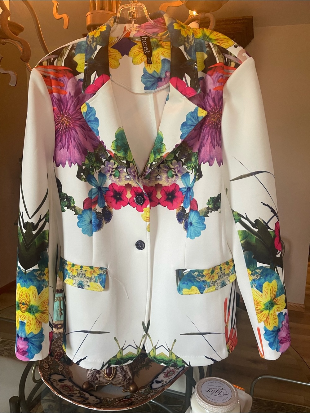 🌺BEAUTIFUL BEREK!! White Floral Blazer with VIBRANT Multicolor Botanical Print